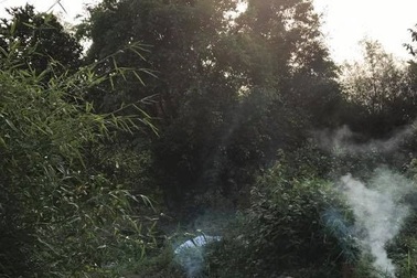 Phát hiện thi thể một phụ nữ giấu trong bao tải ven đường