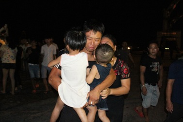 Vụ 9 thuyền viên mất tích: Làng biển đẫm nước mắt đón 7 ngư dân trở về