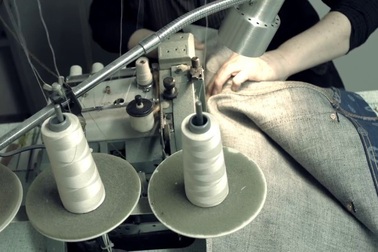 Quá trình thực hiện sản phẩm denim thủ công của thương hiệu Momotaro Jeans