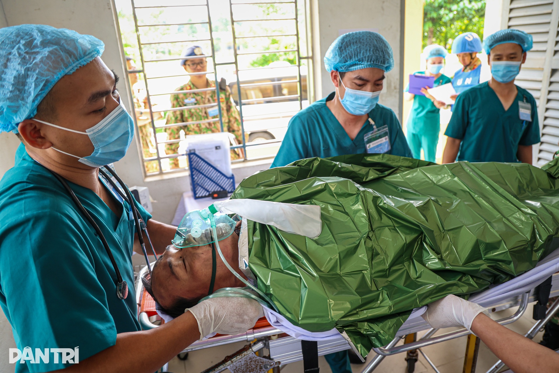 أطباء مستشفى ميداني في فيتنام يمارسون العلاج الطارئ لضحايا الألغام - 3 Bác sĩ bệnh viện dã chiến Việt Nam diễn tập cấp cứu nạn nhân đạp mìn - 3