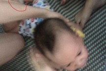 Quảng Bình: Bé hơn 14 tháng tuổi bị giáo viên trói tay chân, nhét giẻ vào miệng