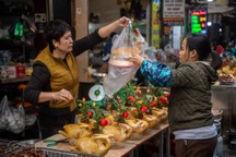 Rằm tháng Chạp: Chợ Hàng Bè vắng khách, shipper tất bật từ 3h sáng