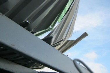 Lốc dữ "xé nát" xóm nhà, chia cắt hàng trăm hộ dân 