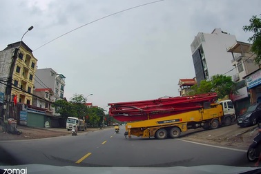 Người đi xe máy liều lĩnh chen ngang khi xe tải đang quay đầu