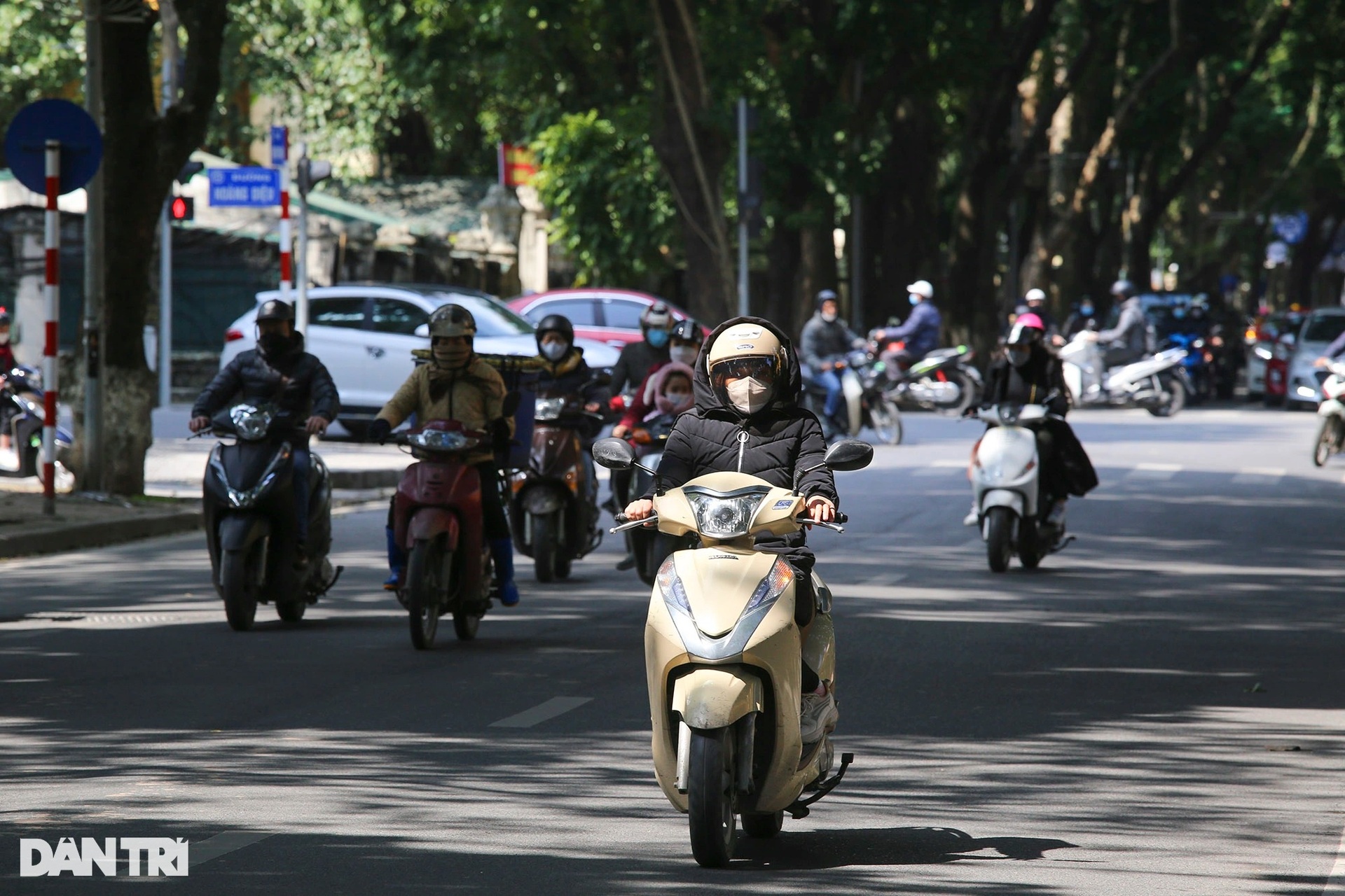 Nắng ấm trong nhiều ngày, người dân Thủ đô dạo phố tận hưởng thời tiết đẹp - 11