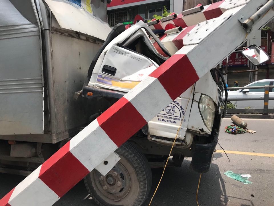 Xe tải đâm sập thanh hạn chế chiều cao cầu vượt Thái Hà, tài xế... bỏ đi - 7 Xe tải đâm sập thanh hạn chế chiều cao cầu vượt Thái Hà, tài xế... bỏ đi - 7