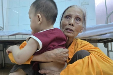 Bà ngoại 80 tuổi không đủ tiền mua sữa cho cháu bại não