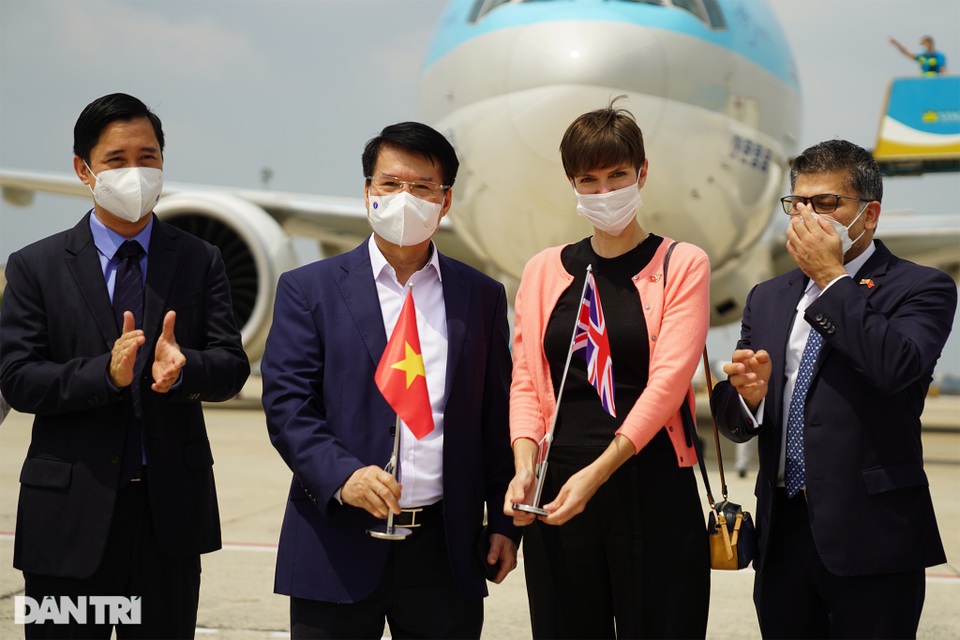 Ý nghĩa đặc biệt của lô vắc xin Covid-19 đầu tiên về Việt Nam - 3 Ý nghĩa đặc biệt của lô vắc xin Covid-19 đầu tiên về Việt Nam - 3