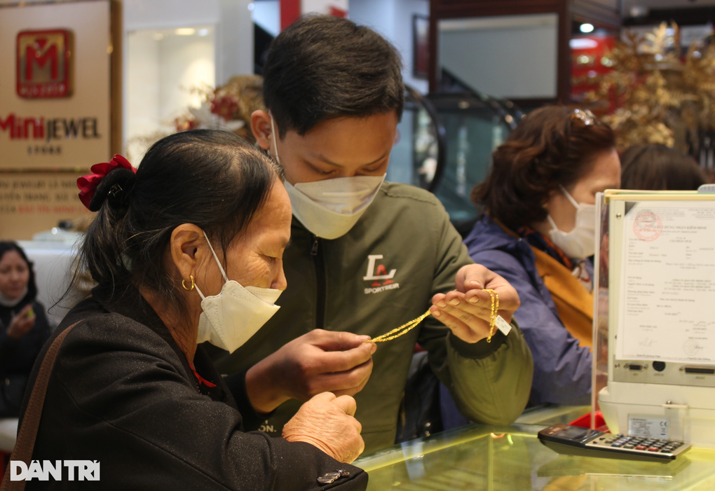Vía Thần Tài chưa đến, người dân ở Hà Nội đã chen chúc mua vàng - 7 Vía Thần Tài chưa đến, người dân ở Hà Nội đã chen chúc mua vàng - 7