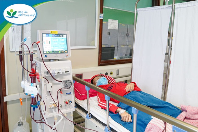 Bệnh nhi được chạy thận nhân tạo ngay trong đêm nhập viện. Ảnh BV Nhi TƯ