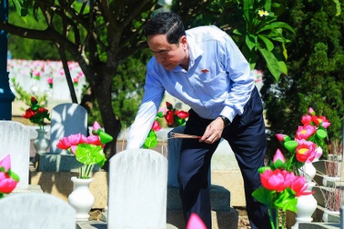 Chủ tịch Quốc hội dâng hương tưởng niệm liệt sỹ