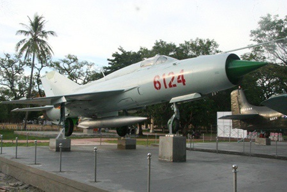 Cận cảnh tháo dỡ 4 máy bay thời chiến tại Di tích Quốc Tử Giám - 23 Cận cảnh tháo dỡ 4 máy bay thời chiến tại Di tích Quốc Tử Giám - 23