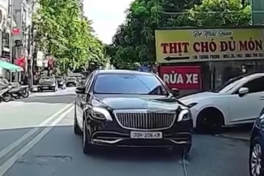 Tài xế xe sang đậu ngược chiều giữa đường, gây cản trở giao thông