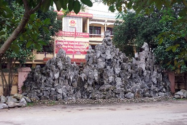 Bi hài “quan huyện” lập núi “trấn yểm” bít cổng trụ sở UBND