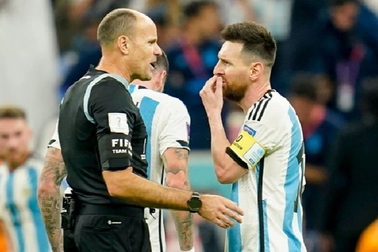 Trọng tài khiến Messi "phật lòng" giải nghệ sớm