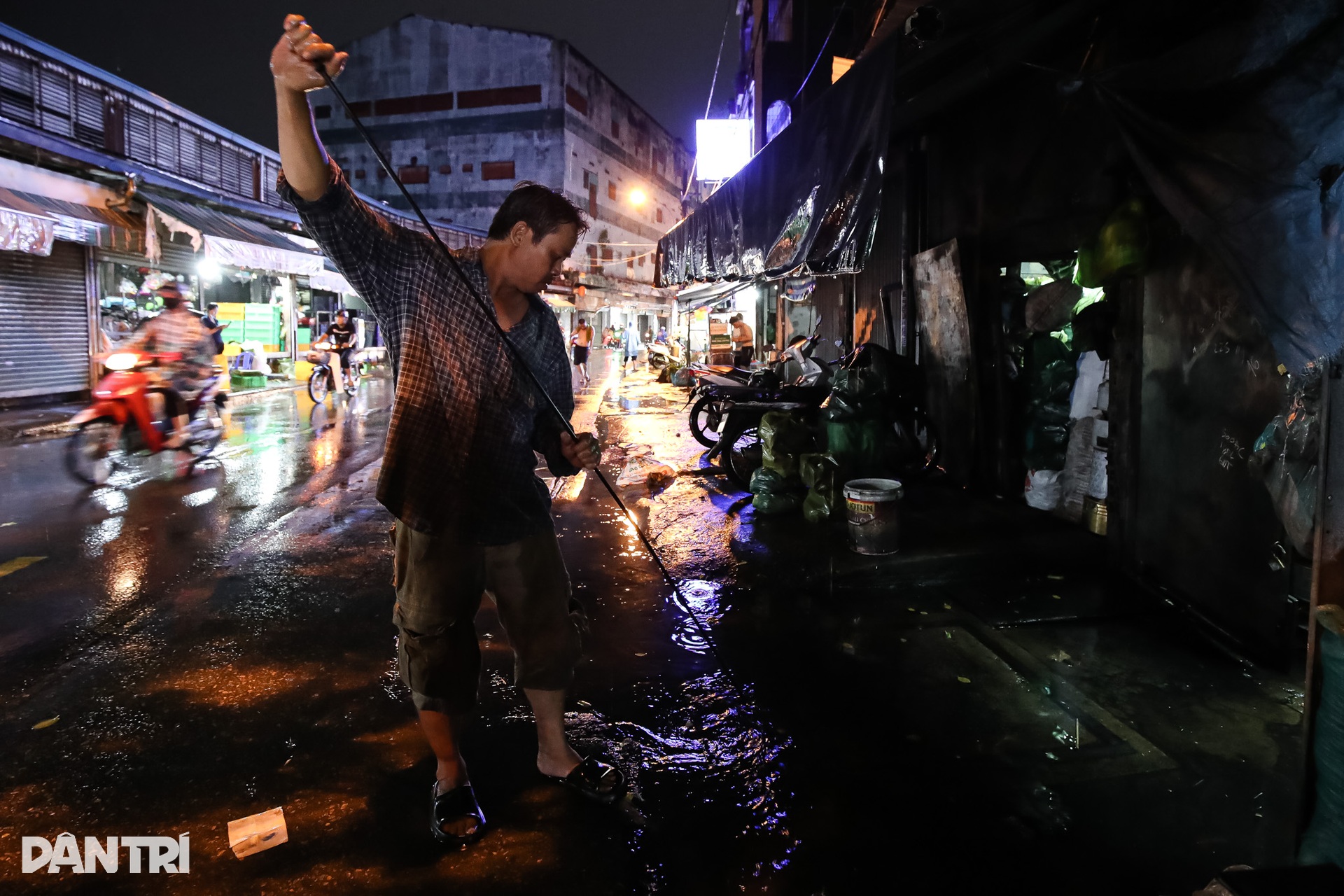 Người dân TPHCM dùng xô tát nước ra khỏi nhà sau cơn mưa lớn - 4 Người dân TPHCM dùng xô tát nước ra khỏi nhà sau cơn mưa lớn - 4