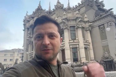 Tổng thống Ukraine tuyên bố không hạ vũ khí