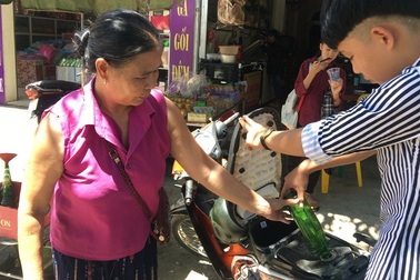 Khan hiếm xăng dầu vì mưa lũ cô lập, tư nhân bán đắt gần gấp đôi