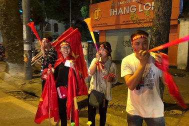 Dân bán đồ cổ vũ bóng đá than "bán chậm" dù tuyển Việt Nam thắng Malaysia