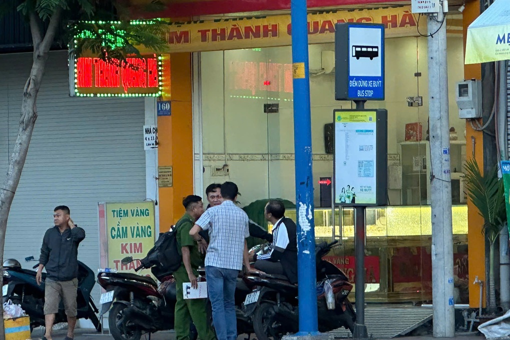 Làm rõ hai tình tiết then chốt vụ anh em ruột đi cướp tiệm vàng ở TPHCM - 2 Làm rõ hai tình tiết then chốt vụ anh em ruột đi cướp tiệm vàng ở TPHCM - 2