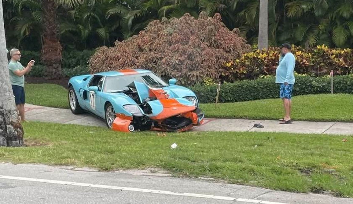 Chiếc siêu xe Ford GT Heritage Edition gặp tai nạn khi chủ nhân mất lái và đâm vào một thân cây ven đường (Ảnh: John Peddie). Chiếc siêu xe Ford GT Heritage Edition gặp tai nạn khi chủ nhân mất lái và đâm vào một thân cây ven đường (Ảnh: John Peddie).