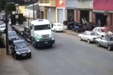 Thoát chết thần kì dù ngã cắm đầu vào ôtô