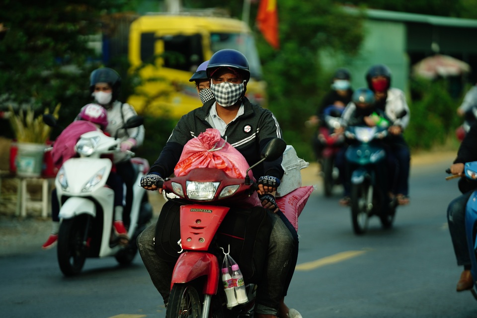 Dòng xe lấn tuyến dài bất tận biến quốc lộ thành đường một chiều - 12