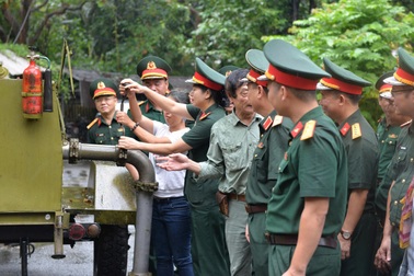 Tặng gia đình Đại tướng Võ Nguyên Giáp kỷ vật đường ống xăng dầu Trường Sơn