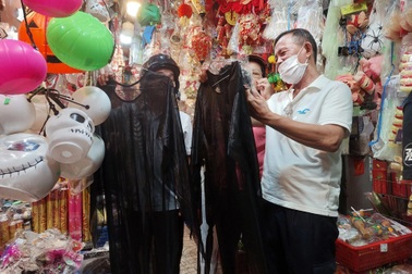 Doanh thu 4 triệu đồng/ngày, tiểu thương bán hàng Halloween vẫn than… ế
