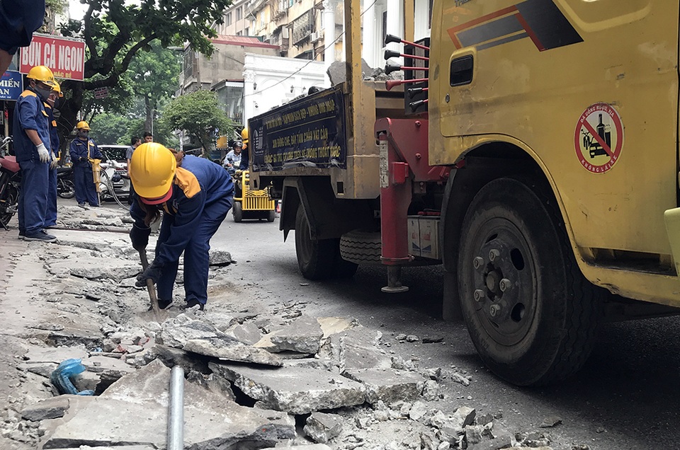 Phá dỡ hàng loạt bục bệ bít cống gây úng ngập trên phố Hà Nội - 4 Phá dỡ hàng loạt bục bệ bít cống gây úng ngập trên phố Hà Nội - 4