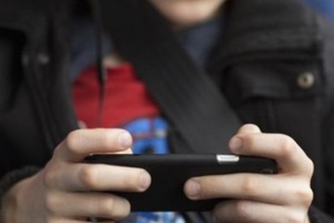 Con trai 15 tuổi kiện mẹ ra tòa vì... bị tịch thu điện thoại