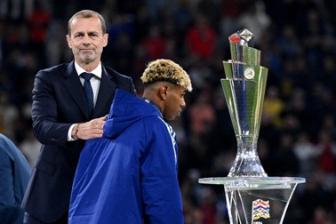 Lamine Yamal có hành động gây tranh cãi khi C.Ronaldo nâng cúp vô địch