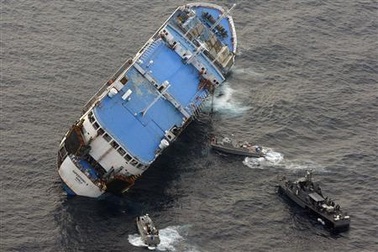 Tàu chở 1.000 người chìm nghỉm giữa biển