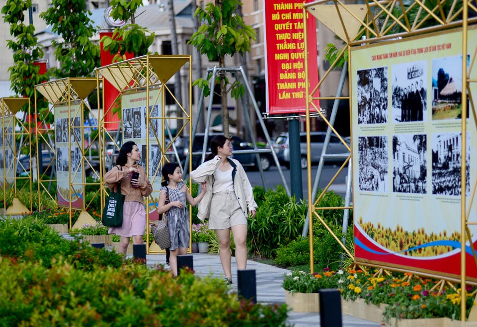 Cách mạng tháng 8.jpg Cách mạng tháng 8.jpg
