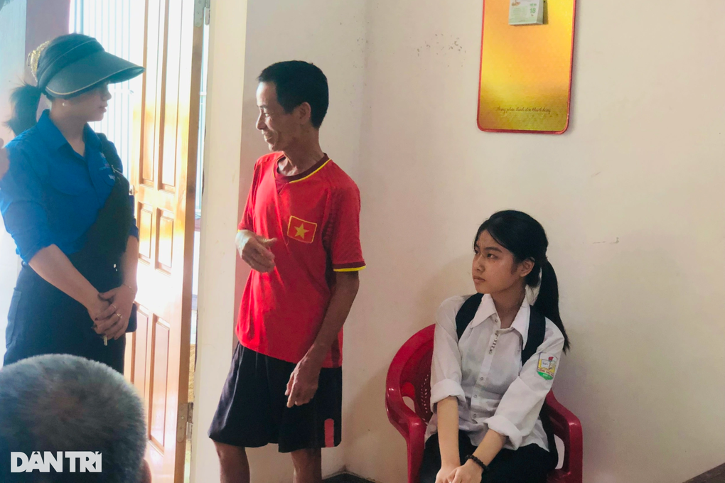 Thí sinh xương thủy tinh được Bí thư Đoàn xã cõng vào điểm thi - 7 Thí sinh xương thủy tinh được Bí thư Đoàn xã cõng vào điểm thi - 7