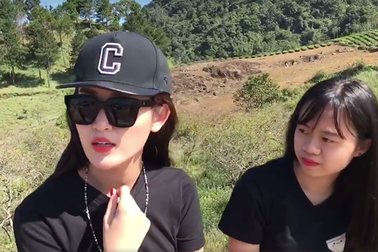 Á hậu Huyền My, bạn trẻ Việt thi nhau làm ma-nơ-canh theo trào lưu mới