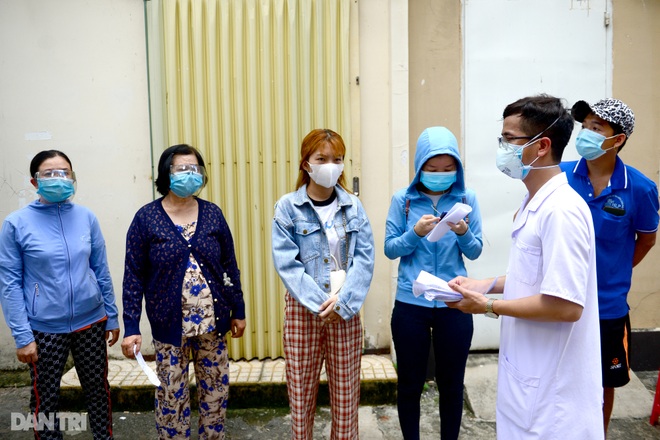 Người phụ nữ ung thư được chồng đẩy xe lăn đi xét nghiệm Covid-19 - 8 Người phụ nữ ung thư được chồng đẩy xe lăn đi xét nghiệm Covid-19 - 8