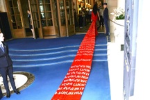 Katy Perry in lời bài hát mới lên tà váy dài 183m rồi mặc đến sự kiện