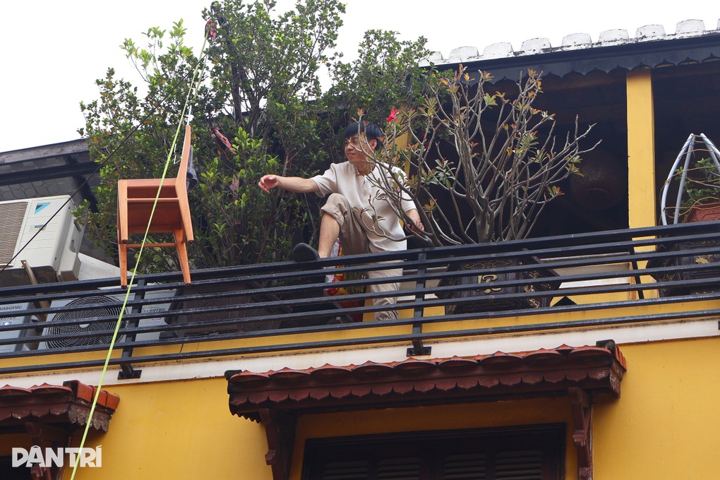 Hoi An turistái és lakosai küzdenek az árvíz elől menekülve - 2 Du khách và người dân Hội An lại vất vả chạy lũ - 2