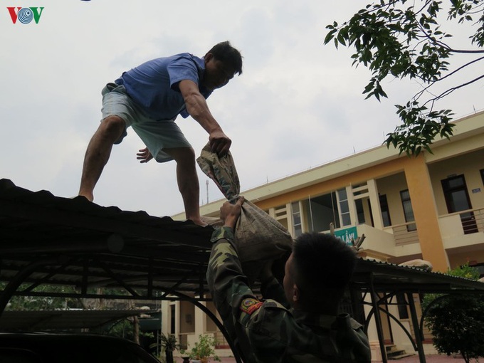 Người dân miền Trung khẩn trương chuẩn bị ứng phó bão số 6 - Ảnh 8.