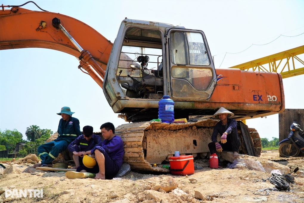 Công nhân trên công trường cao tốc Bắc - Nam giữa nắng nóng đỉnh điểm - 11 Công nhân trên công trường cao tốc Bắc - Nam giữa nắng nóng đỉnh điểm - 11