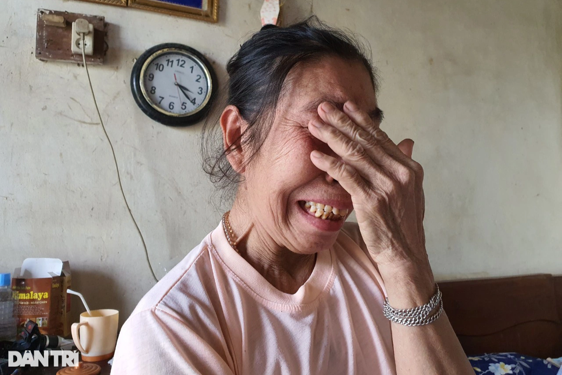 Ước nguyện nghẹn đắng của cụ ông nằm liệt giường trong căn nhà sắp sập - 4 Ước nguyện nghẹn đắng của cụ ông nằm liệt giường trong căn nhà sắp sập - 4