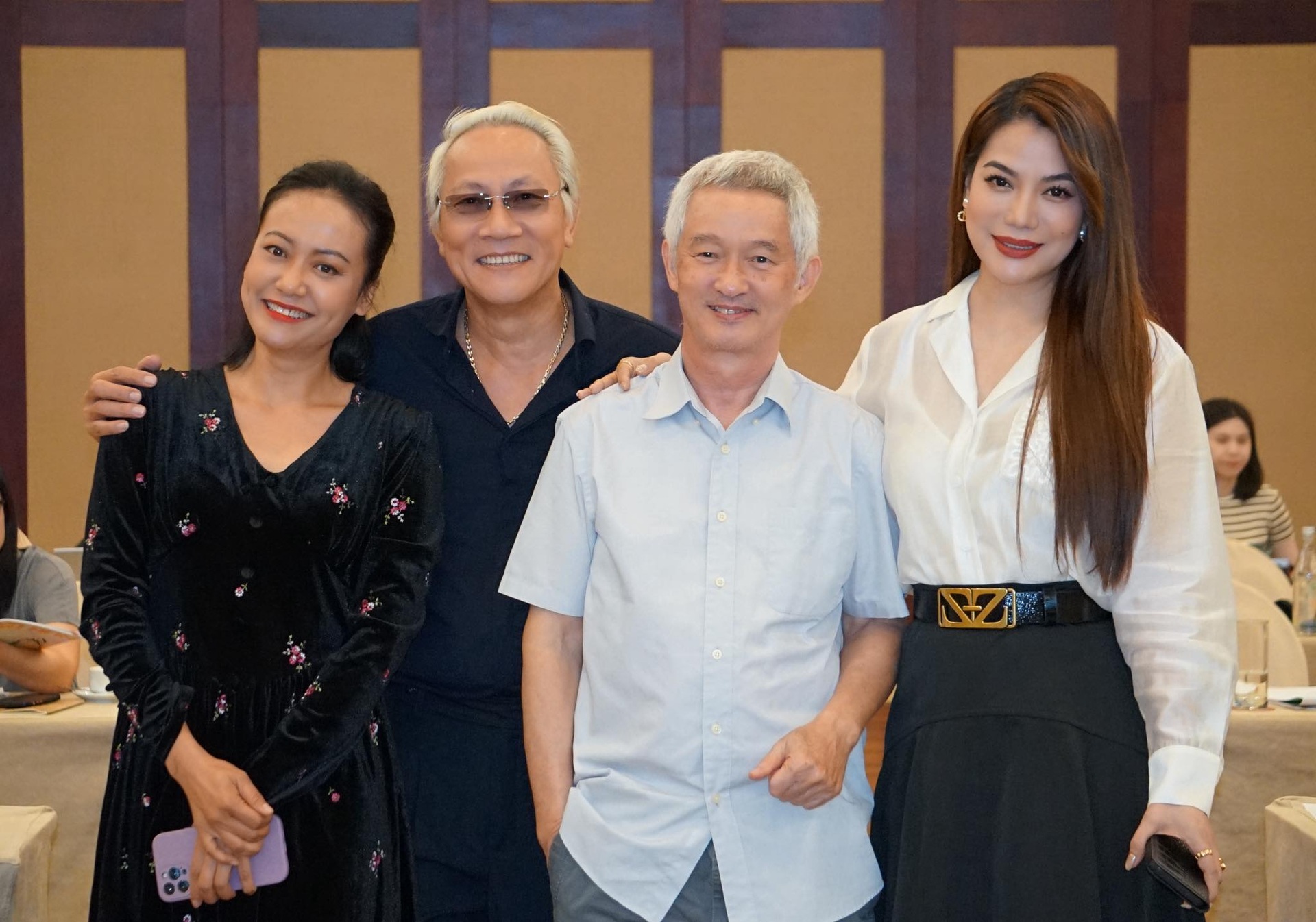 Trương Ngọc Ánh tuổi U50: Gây sốt với eo con kiến, làm bạn với người cũ - 4 Trương Ngọc Ánh tuổi U50: Gây sốt với eo con kiến, làm bạn với người cũ - 4