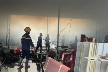 Cháy xưởng sản xuất gỗ ép ở Hưng Yên