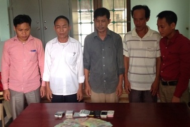 Bắt quả tang cán bộ xã tham gia đánh bạc