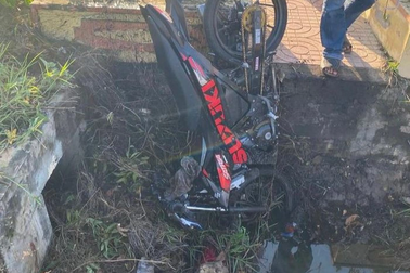 Hai thanh niên lao xe xuống rãnh nước, một người tử vong tại Bình Thuận