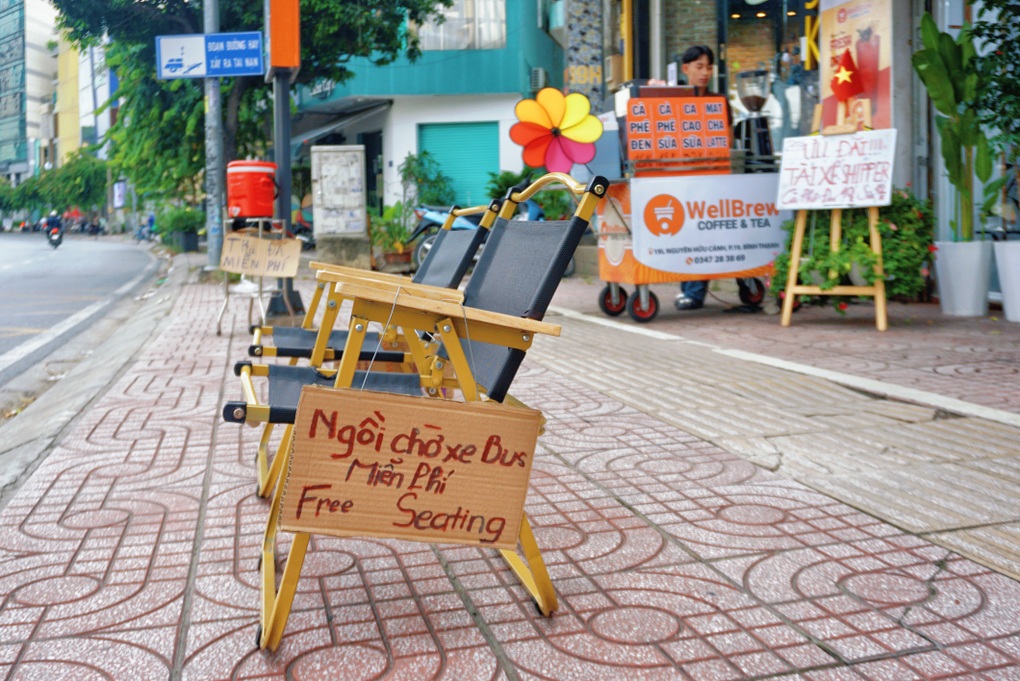 TPHCM: Quán cà phê đặt ghế chờ xe buýt, tặng trà đá cho người qua lại - 2 TPHCM: Quán cà phê đặt ghế chờ xe buýt, tặng trà đá cho người qua lại - 2