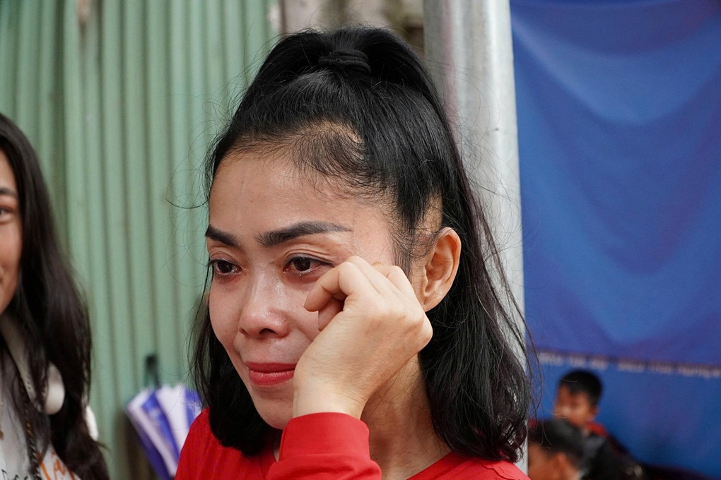 Gia đình nữ cảnh sát đặc nhiệm vượt hơn 200km cổ vũ cho con gái diễu binh - 2 Gia đình nữ cảnh sát đặc nhiệm vượt hơn 200km cổ vũ cho con gái diễu binh - 2