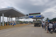 Trạm BOT ở Khánh Hòa bị dân vây, xả trạm liên tục ngày đầu thu phí