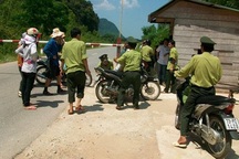 Vác kiếm vào trụ sở đòi "xử" cán bộ kiểm lâm